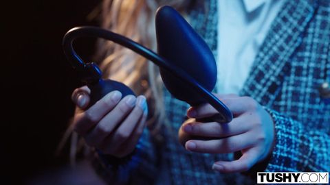 Bella asiatica e uomo maturo in una notte di passione intensa