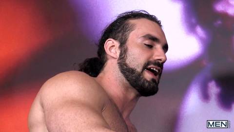 Orgie gay dans le salon de Francesco