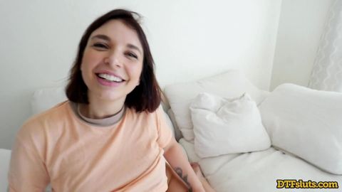 James a la visite d’une bonne salope tatouée qui veut sa bite