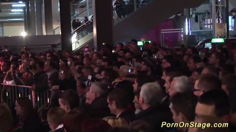 Une Video Porno Lesbienne devant un publique