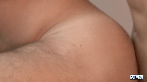 Haciendo una escena porno gay con su compañero de cuarto