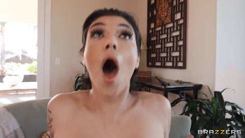 Brune poilue prend la bite dans le cul et avale le sperme