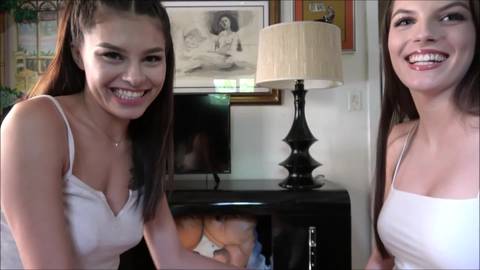 Reyna DeLaCruz et Fiona Frost Lesbiennes dans un trio avec Alex Adams