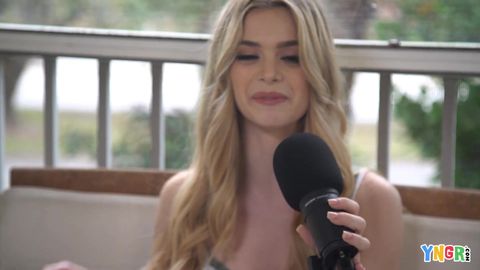 La petite Molly Little se branle la chatte en attendant son mec !