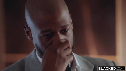 Jeune Jazlyn Ray, assistante personnelle sexy, se fait baiser par son boss black