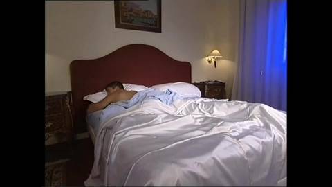 Cougar italienne prise en anal dans un porno vintage