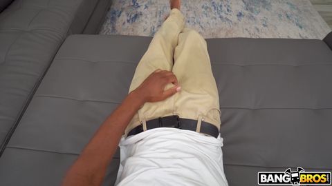 Mackenzie est une jeune femme nue avec bbc