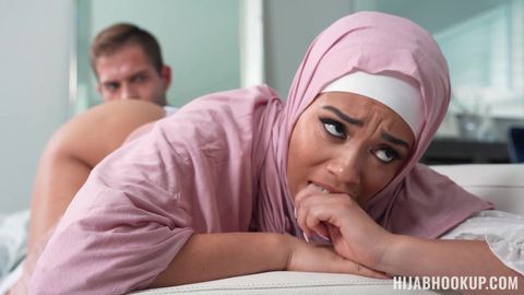 Femme arabe se fait doigter et lécher sa chatte