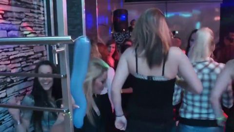 Orgie amateur rempli de filles chaudes