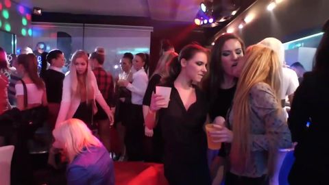 Orgie amateur rempli de filles chaudes