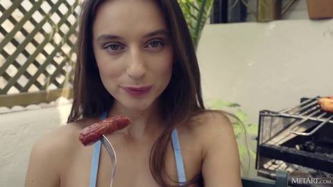 Gloria Sol nue rêve une merguez pendant son barbecue !