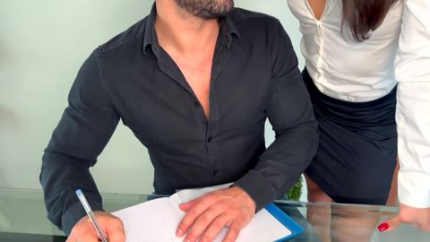 El culo de Cristina calienta mucho a este hombre