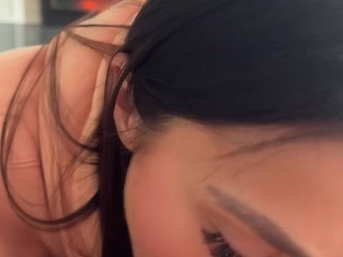 Brune fait une fellation amateur en POV