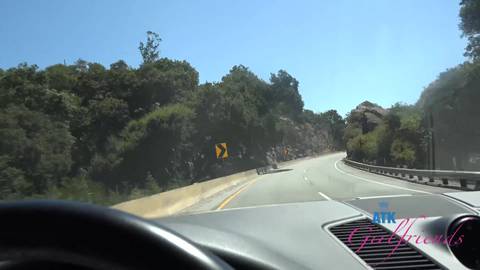 Ragazza con occhiali troia in macchina, succhia e si masturba all’aperto