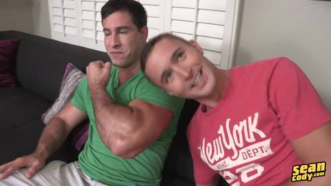 Randy et Ryan gays s’adonnent à une baise anale