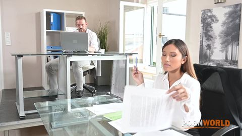 Patron baise une asian teen anal orifice