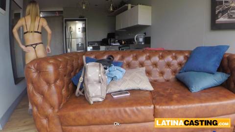 Latina Raquel Ramera dévoile sa chatte au casting