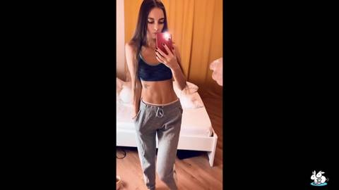 Amatrice joue avec son dildo transparent