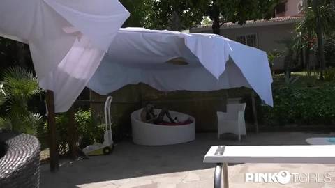 Une belle trans blonde baise au bord de la piscine