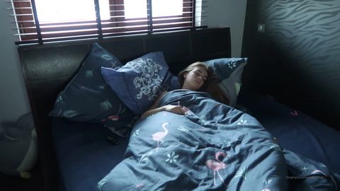 Elle se réveille pour faire fellation amateur