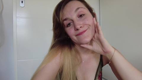 Ragazza bionda amatoriale si masturba intensamente