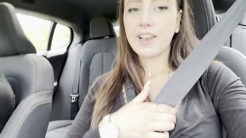 Bruna sexy fa footjob e pompini caldi al suo uomo