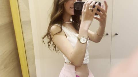 L’influenceuse suce goulûment la bite de son petit ami !