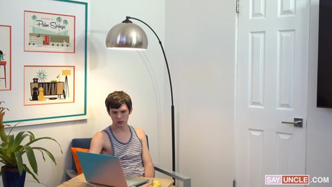 Al profesor porno gay le gustan las pollas como nuevas para mamar