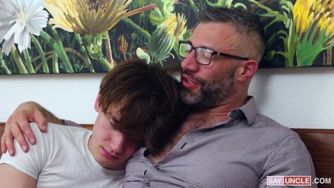 Demi-fils twink se sent triste, alors son beau-père lui donne la sucette !