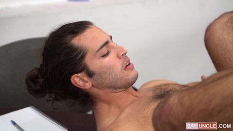 Convence a un agente de dejarse mamar el culo en un porno gay latino