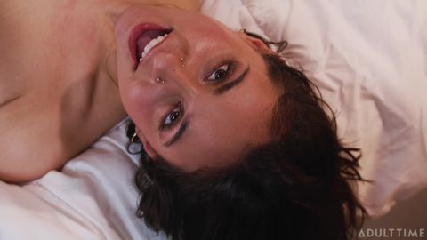 Hailey Rose reçoit un creampie chaud dans sa chatte