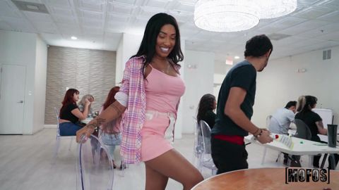 Jeune black salope veut se faire bouffer la chatte dans la salle de bingo !