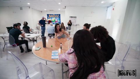 Jeune black salope veut se faire bouffer la chatte dans la salle de bingo !