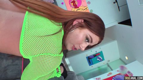 La belle Stella Luxx au gros cul rond se fait huiler et sodomiser !
