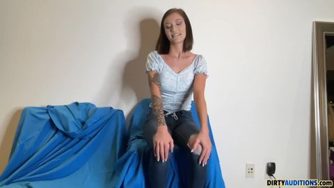 Une brune plantureuse avec un gros cul qui assure direct en casting