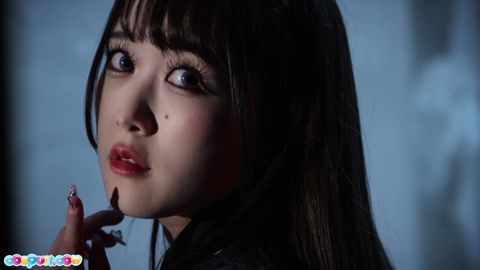 L&rsquo;asiatique Ria Kurumi se masturbe tout seul dans cette défilée de cosplayers !