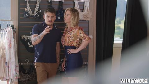 Une blonde MILF en lingerie sexy se fait bouffer la chatte avec insistance !