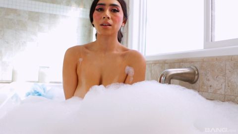 La belle Violet Myers prend une BWC après la douche !
