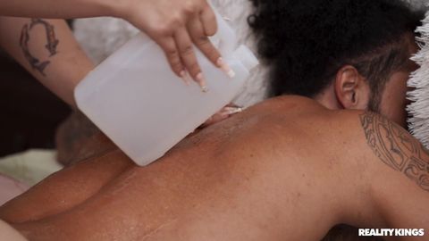 La masseuse rousse Nia Bleu suce la bite de James Angel