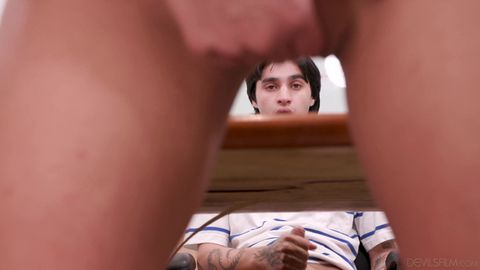 Un pibe porno gratis para follarse a la directora de la escuela