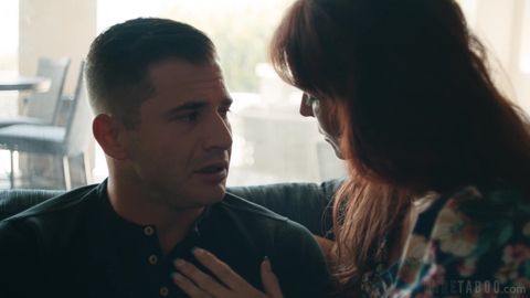 Baci e tette nude sul divano