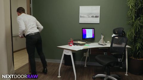 Se pone a follar con el mensajero de la oficina en un porno gay latino