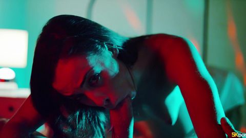 Le couple allume la strobe light pour du sexe sur le lit