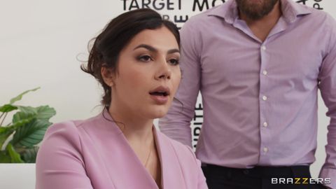 Segretaria Sedotta dal Capo: Sesso Intenso sulla Scrivania