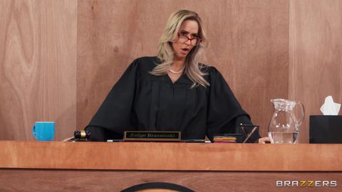 Avvocata scopata e riempita da tanti cazzi in tribunale