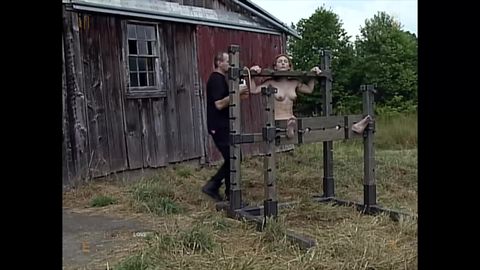 Wenona, star du BDSM, est attachée comme une vache soumise