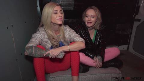 Prêtre cochon baise le cul de deux sales putes