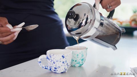 Le jeune encule une mature salope française