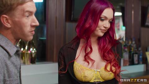 Cici Anders est une meilleure suceuse que serveuse