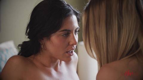 Theodora Day et Anya Olsen se bouffent en duo lesbien